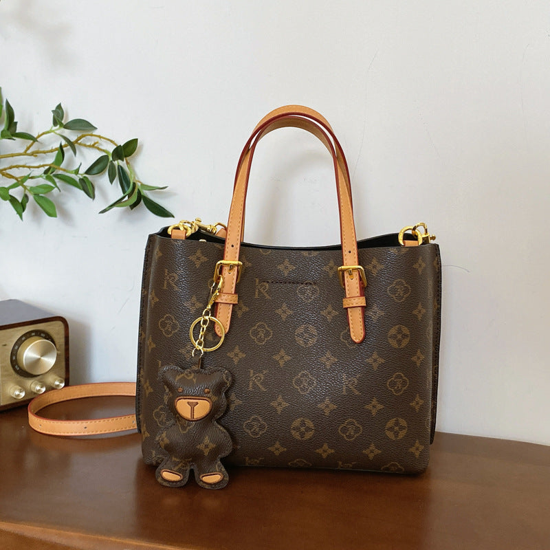 Large capacity Boston bag for women; fashionable handbag with pillow design; new style for 2025.