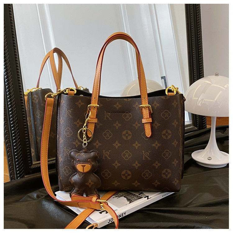 Large capacity Boston bag for women; fashionable handbag with pillow design; new style for 2025.
