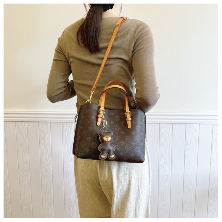 Large capacity Boston bag for women; fashionable handbag with pillow design; new style for 2025.